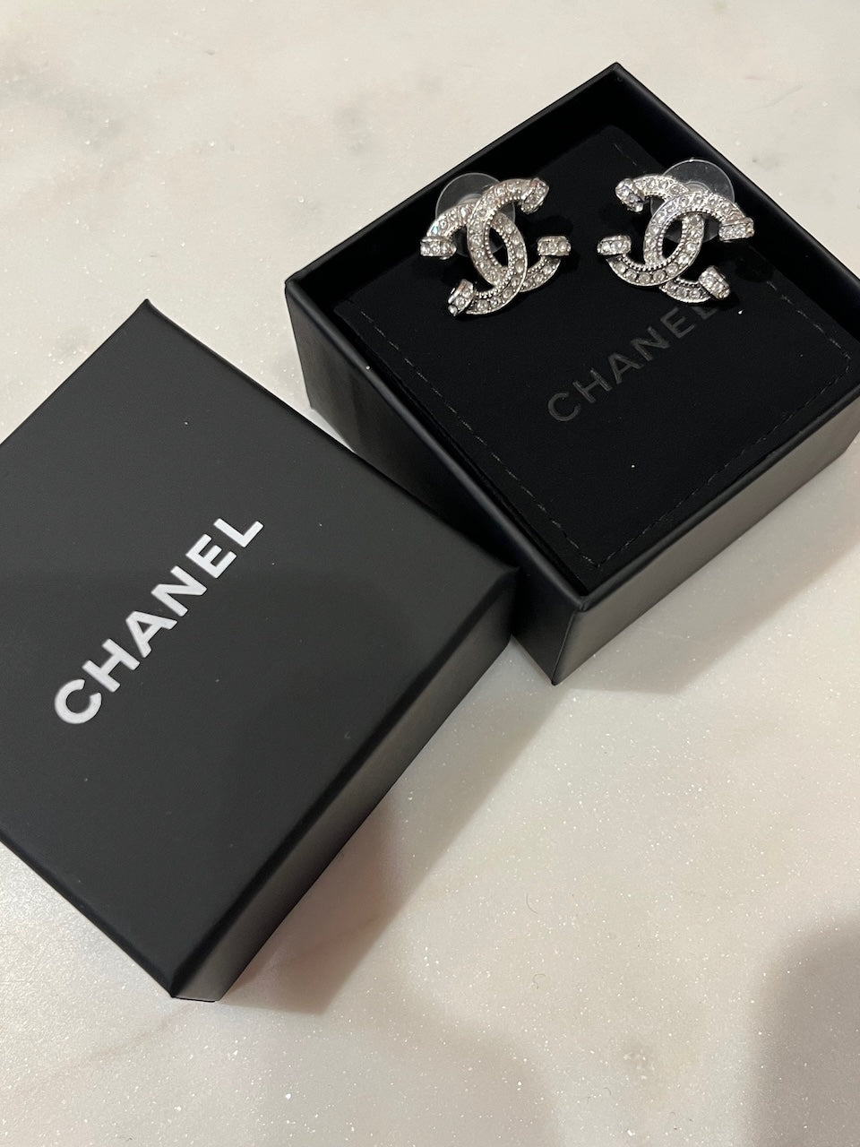 Boucles d'oreilles Chanel CC argent