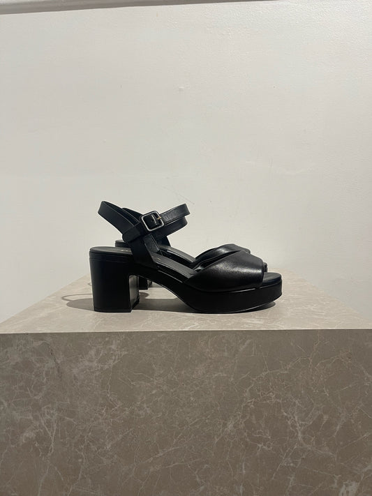 Sandales Prada noires T.37