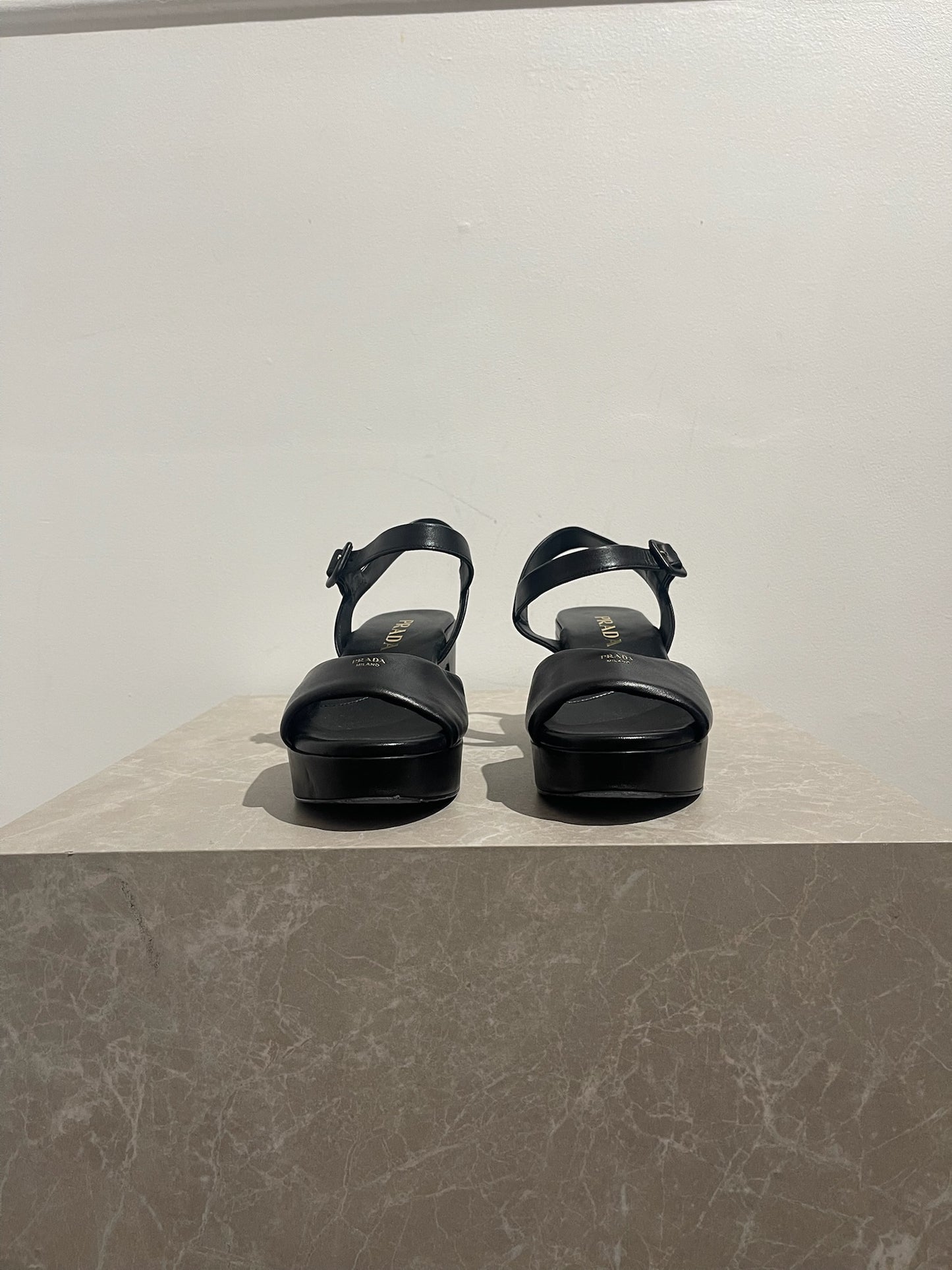 Sandales Prada noires T.37