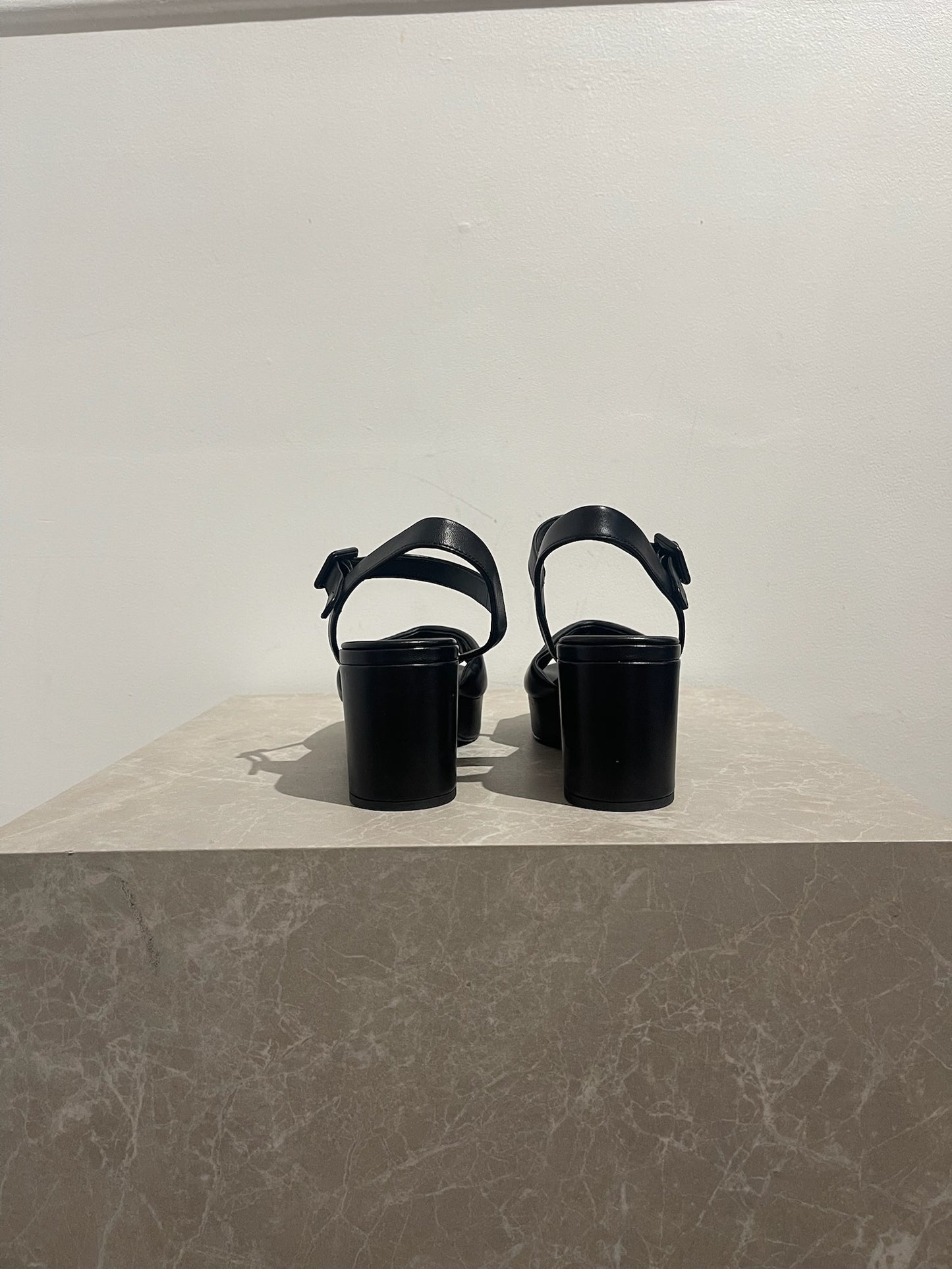 Sandales Prada noires T.37