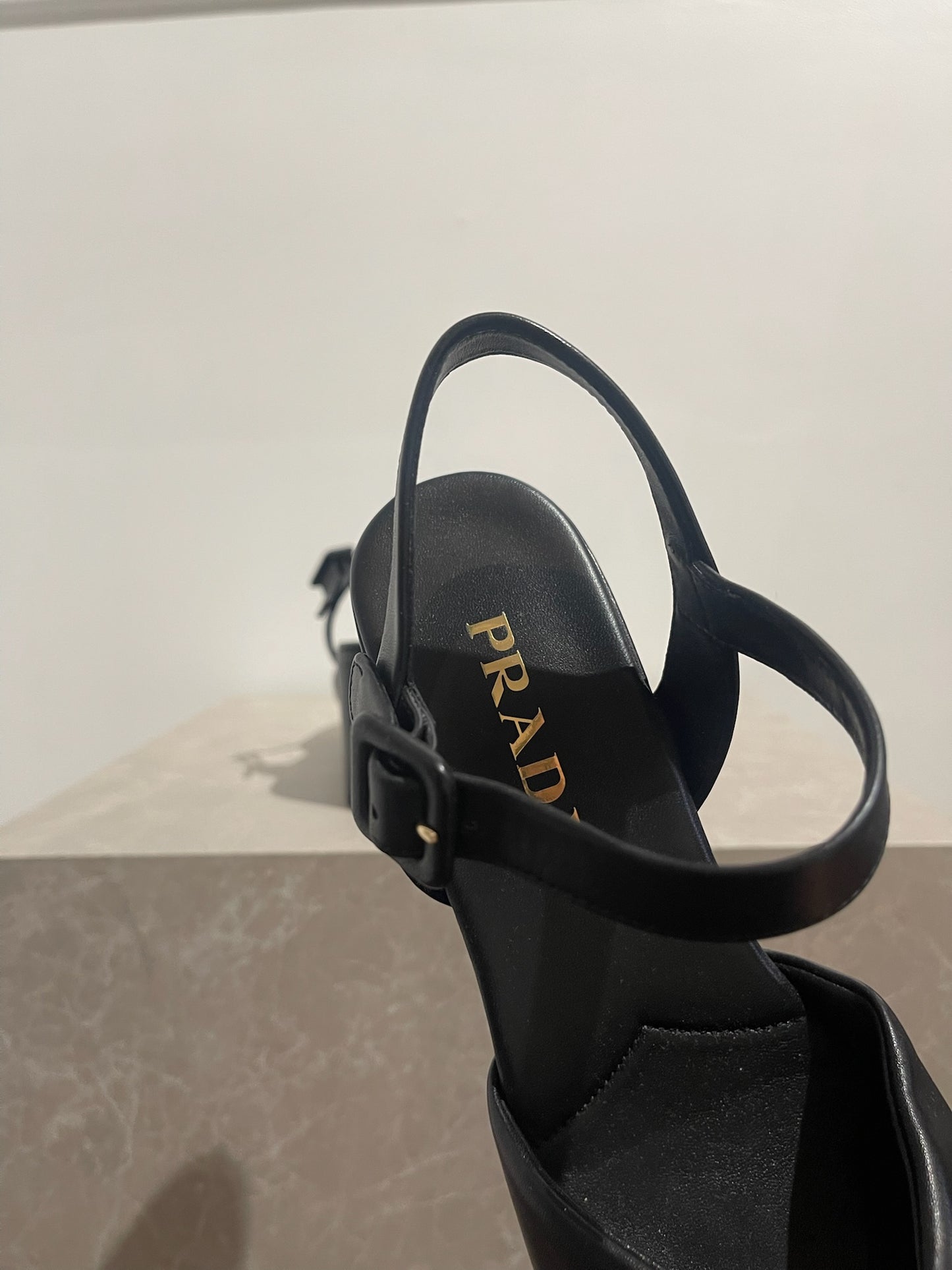 Sandales Prada noires T.37