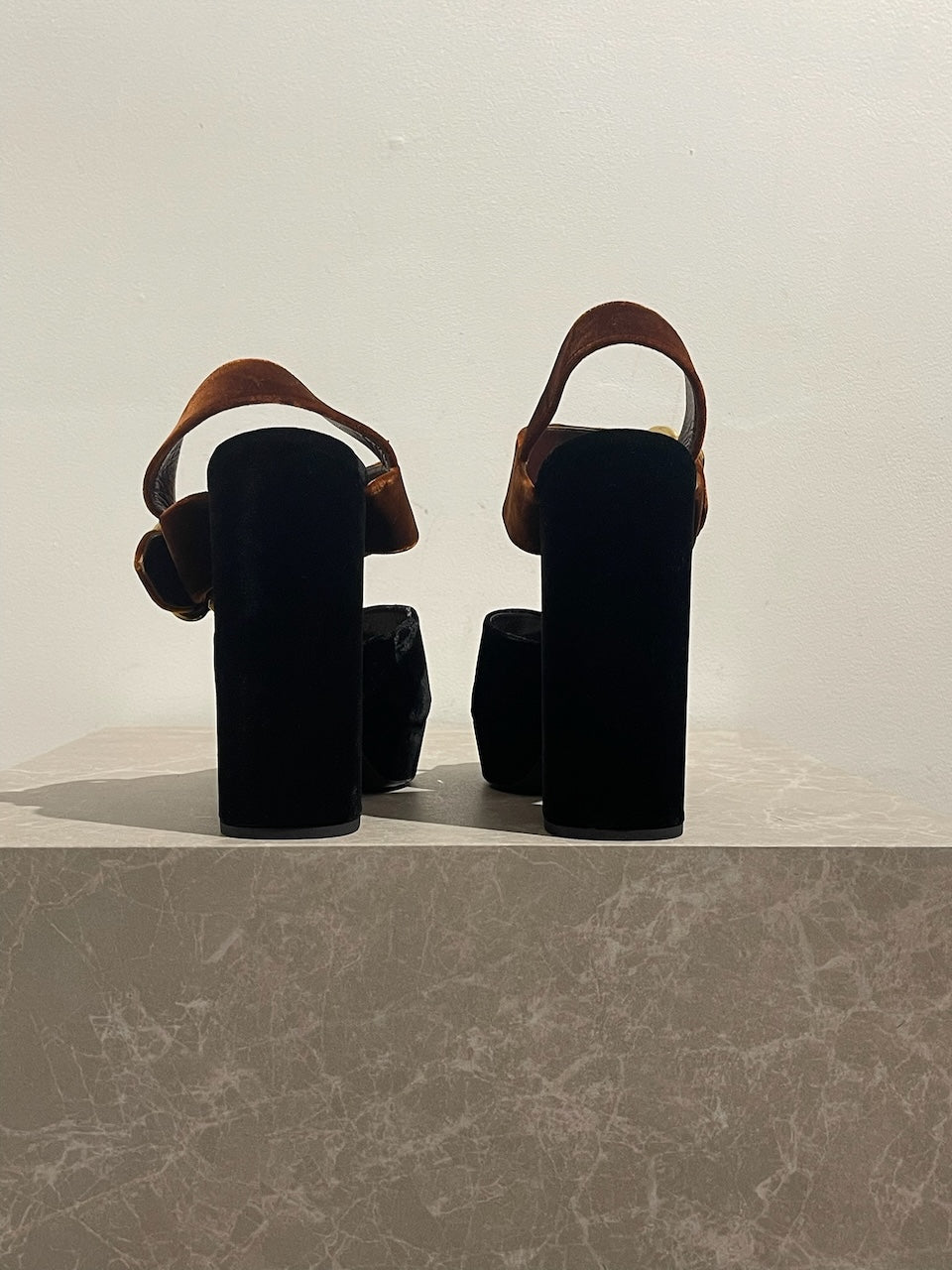 Sandales Prada noires T.38,5