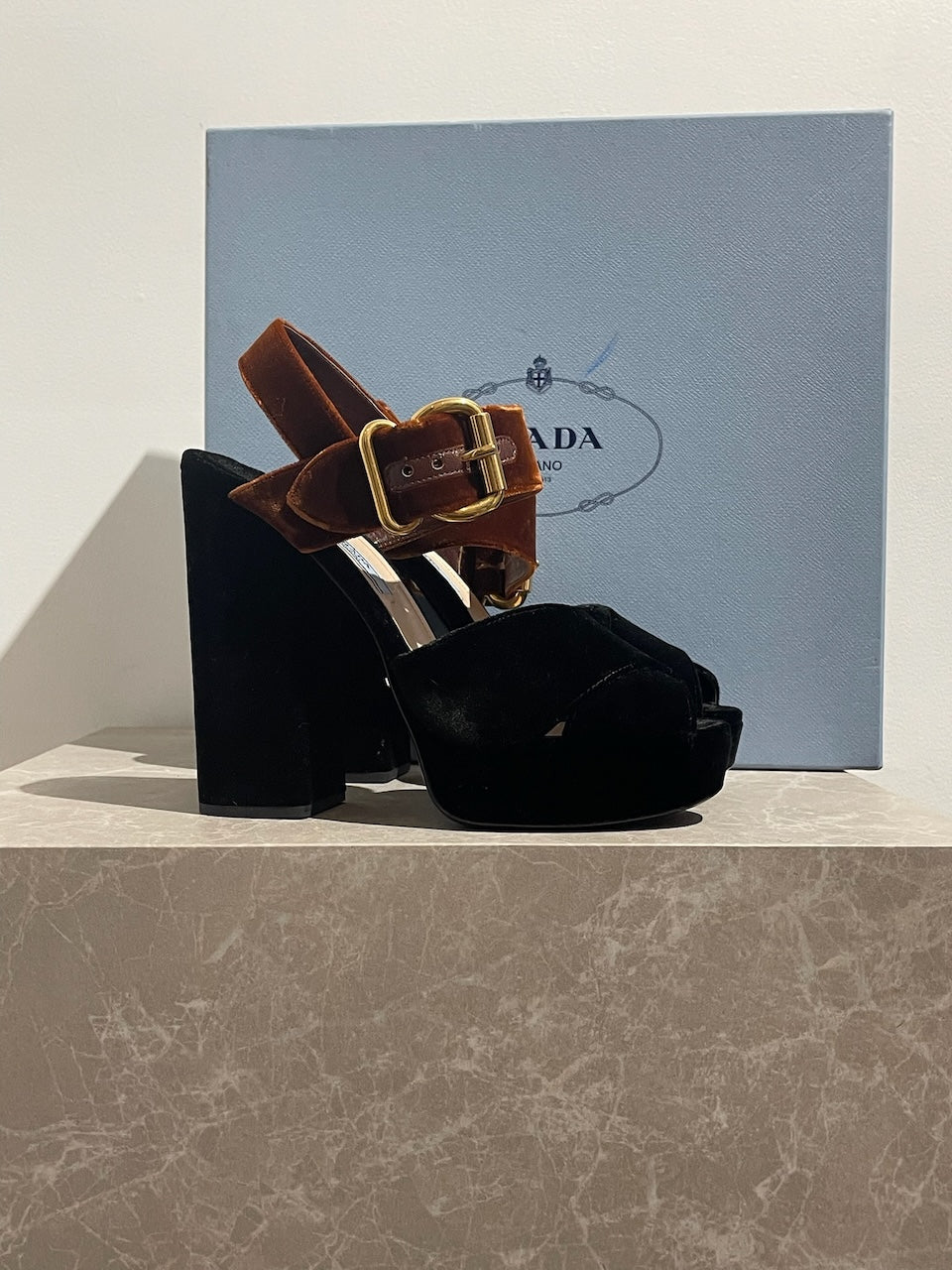 Sandales Prada noires T.38,5