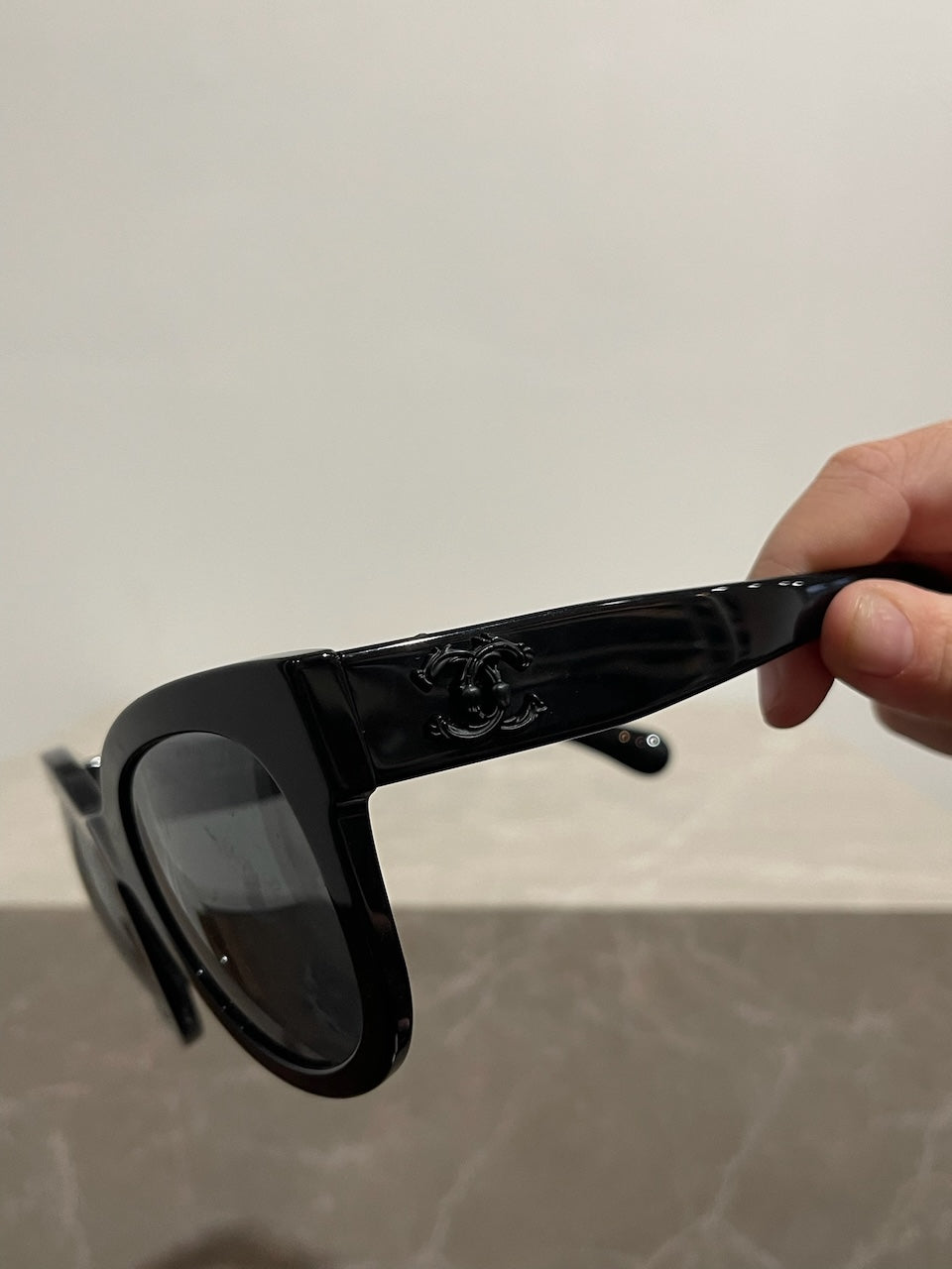 Lunettes de soleil Chanel noires