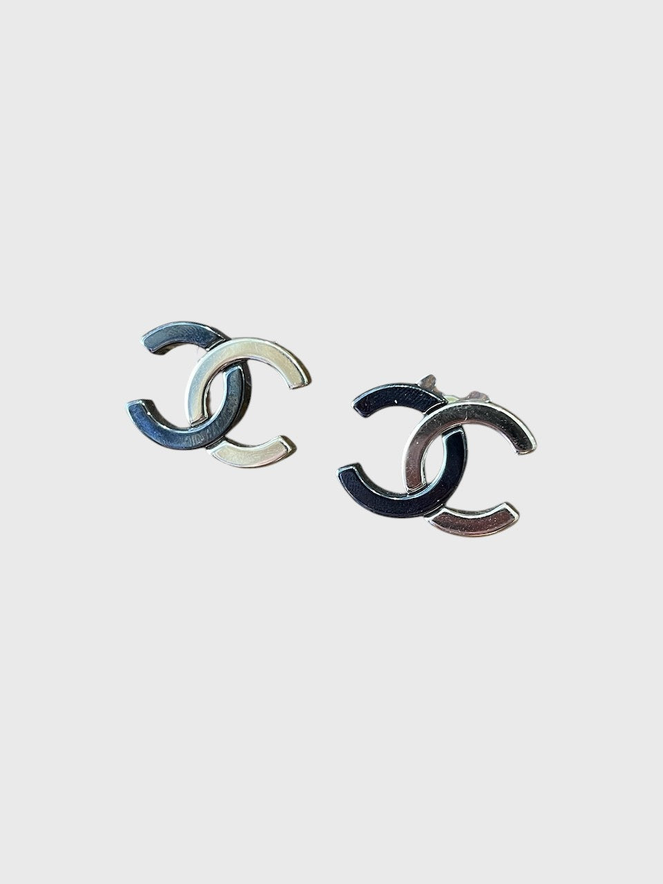 Boucles d'oreilles Chanel bicolore