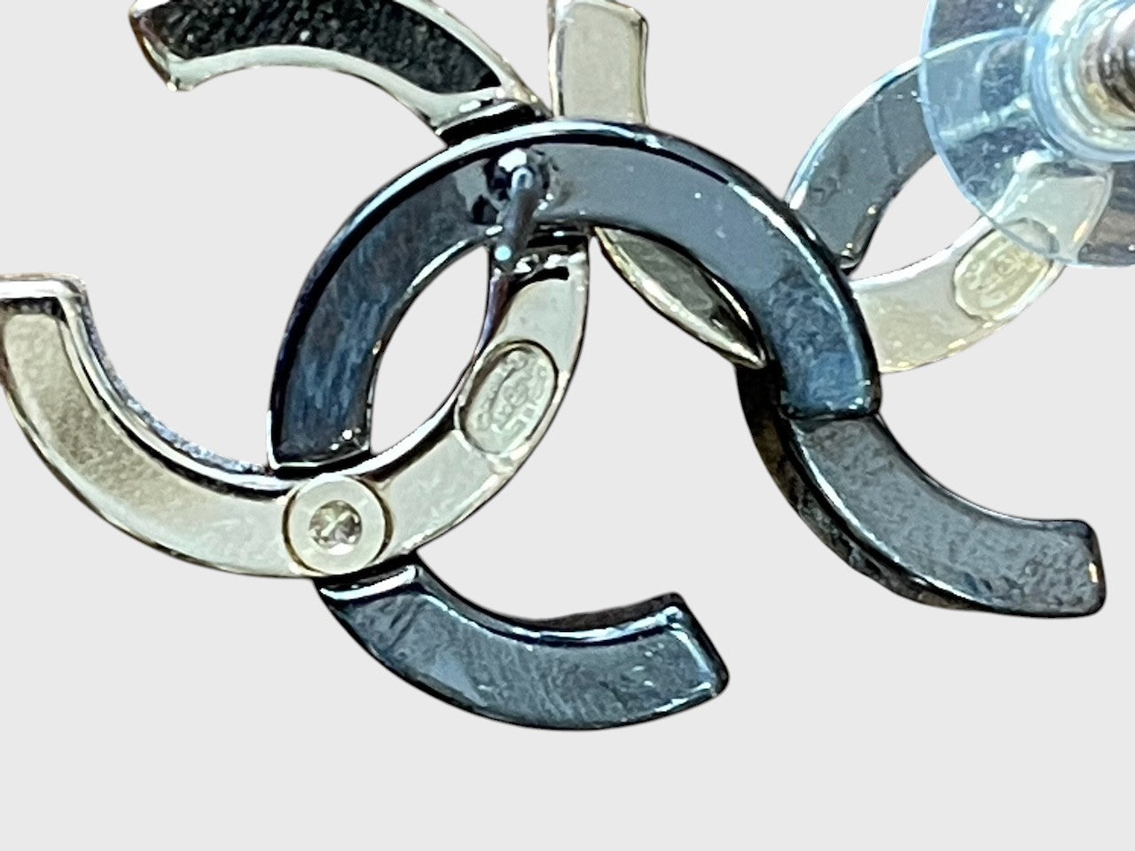 Boucles d'oreilles Chanel bicolore