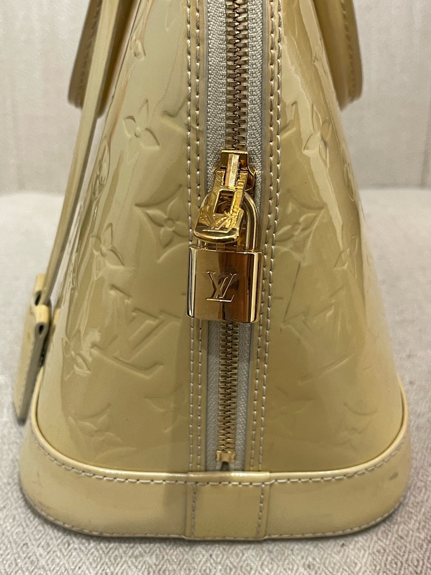 Sac Louis Vuitton Alma beige