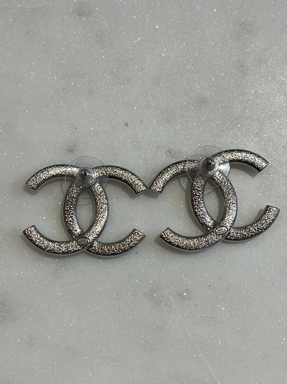 Boucles d'oreilles Chanel argentées