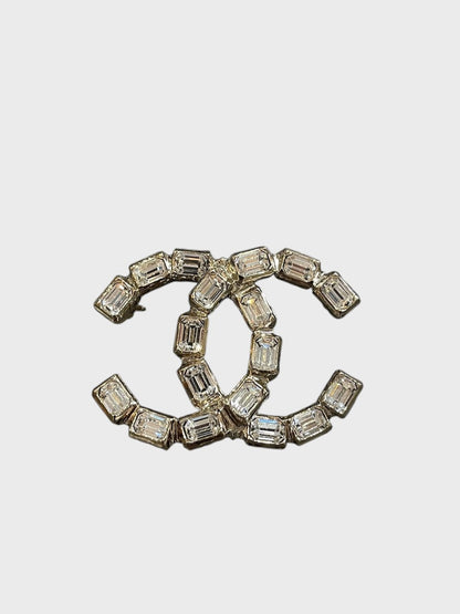 Broche Chanel CC
