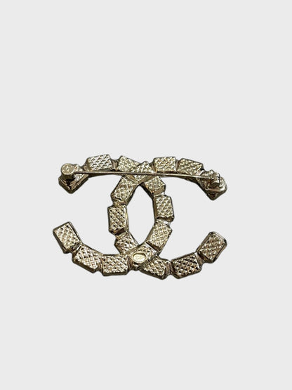 Broche Chanel CC