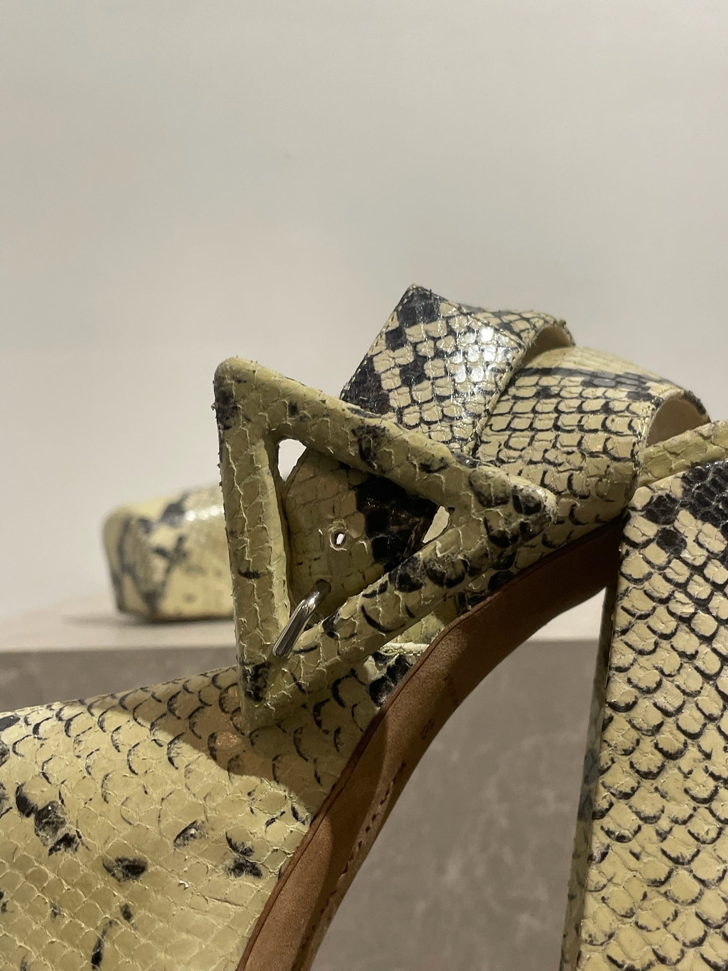 Sandales Bottega Veneta python T.38