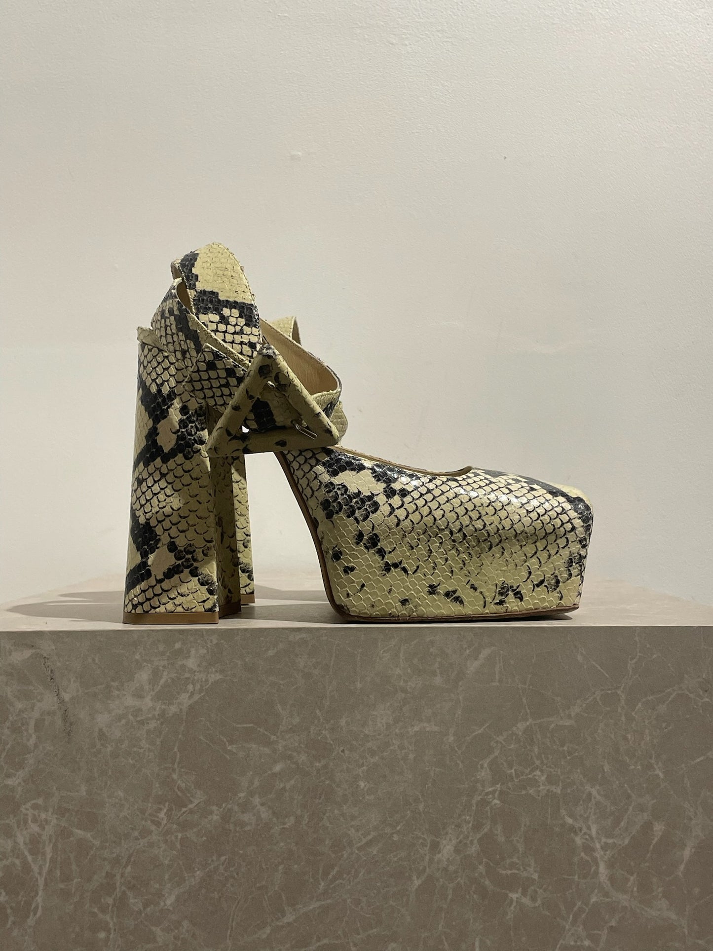 Sandales Bottega Veneta python T.38