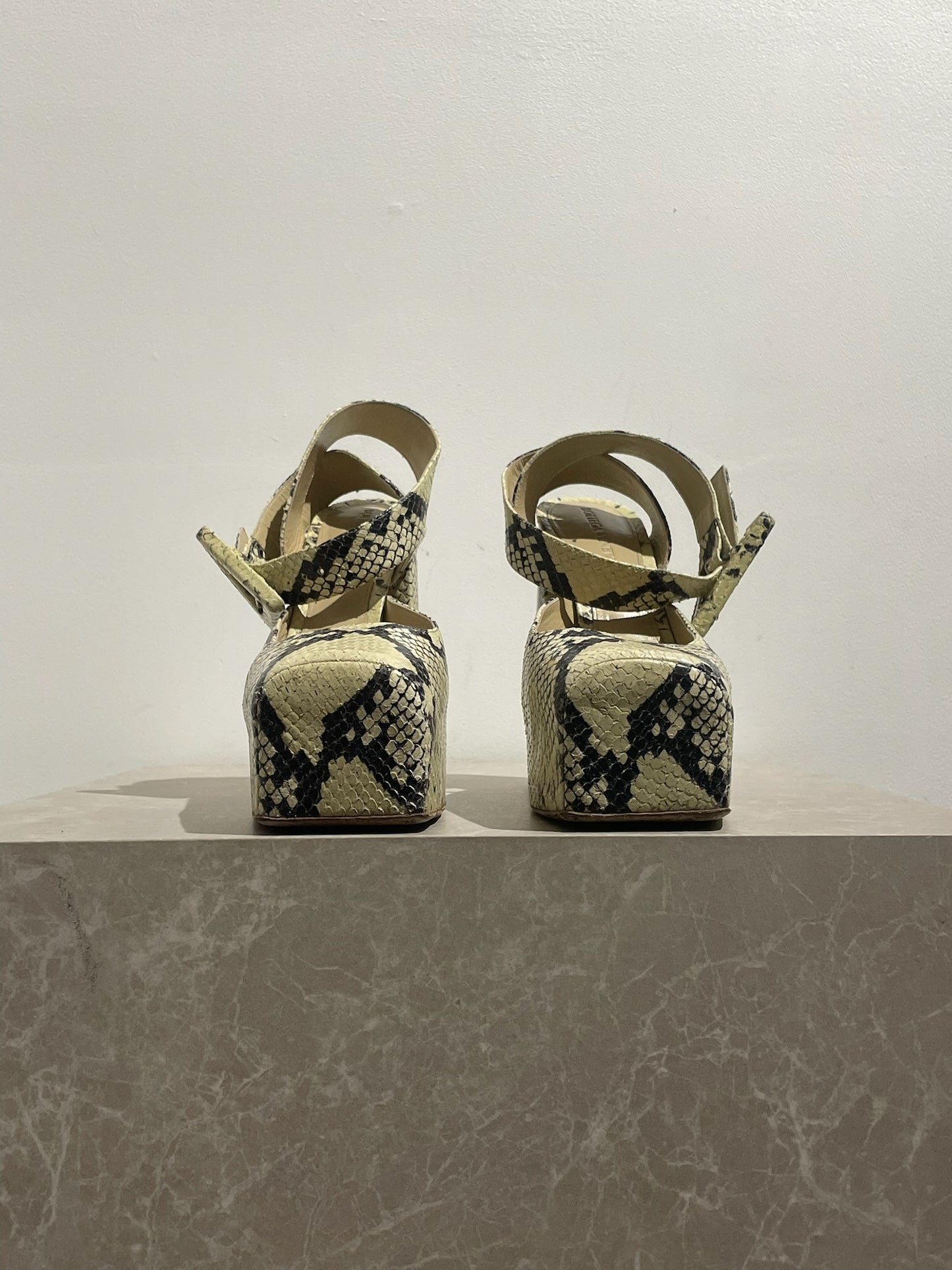 Sandales Bottega Veneta python T.38