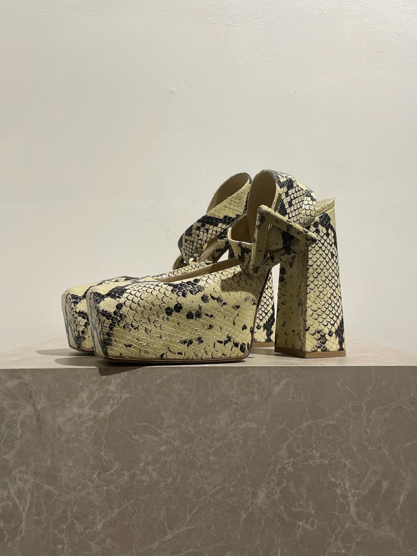 Sandales Bottega Veneta python T.38