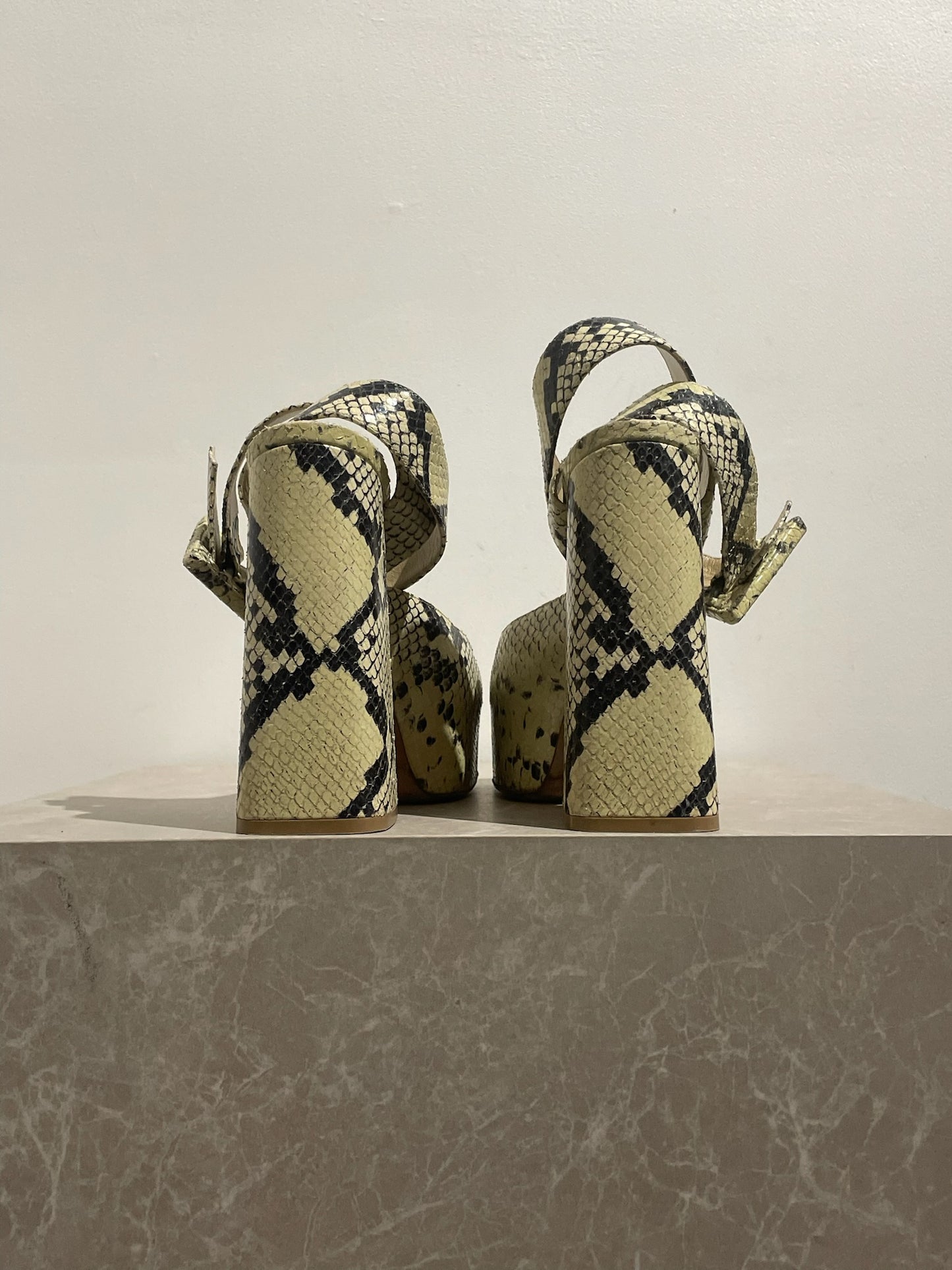 Sandales Bottega Veneta python T.38