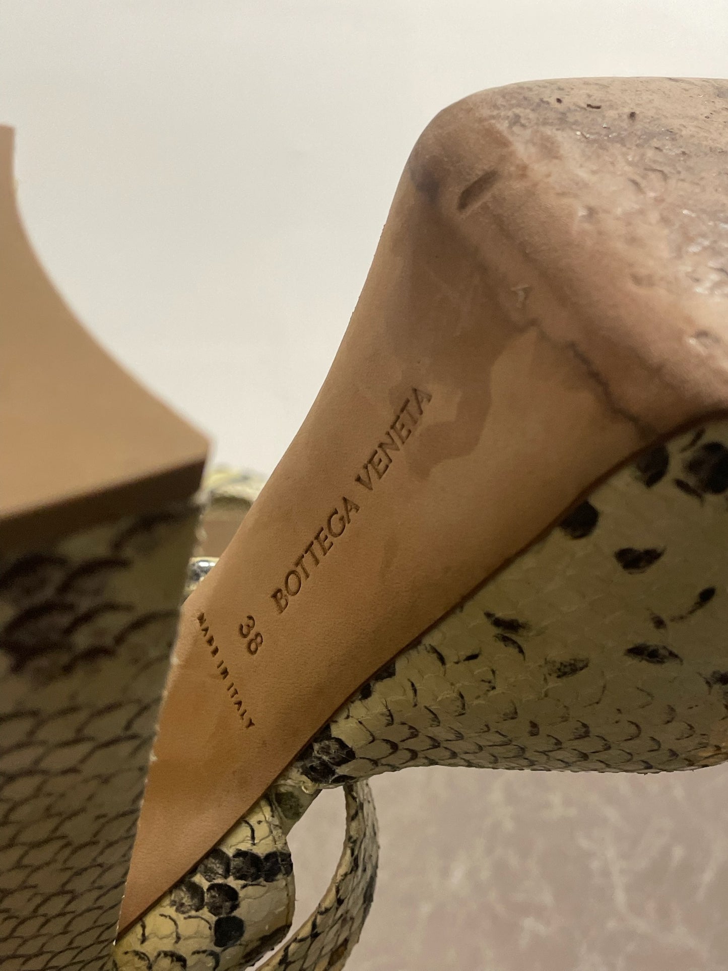 Sandales Bottega Veneta python T.38