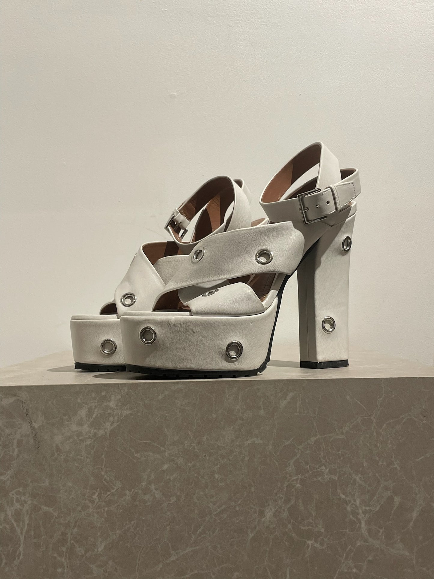 Sandales Alaia blanches T.38