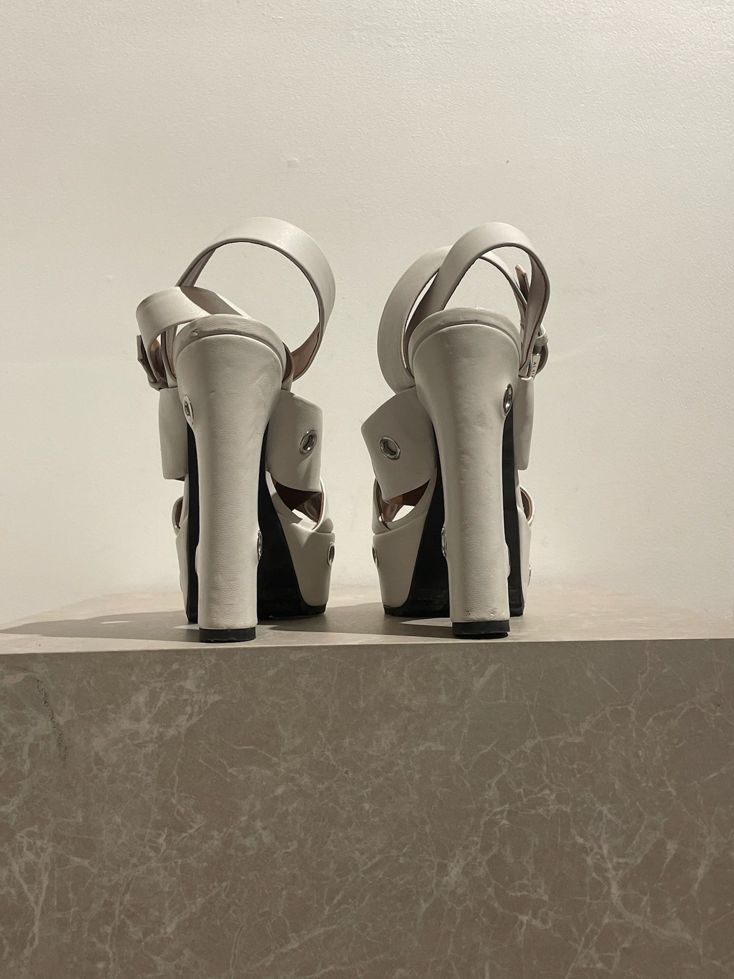 Sandales Alaia blanches T.38