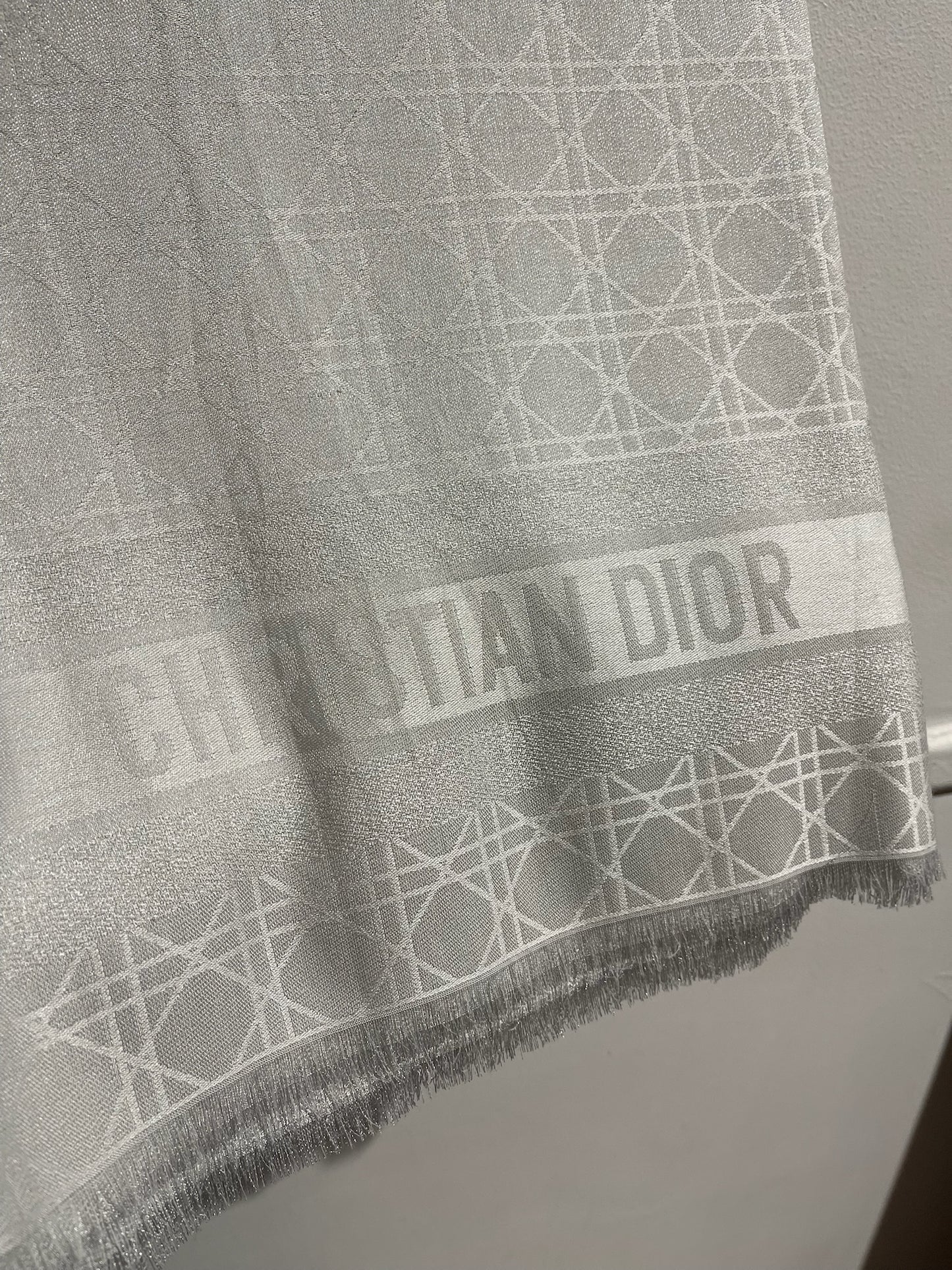 Châle Christian Dior gris perle