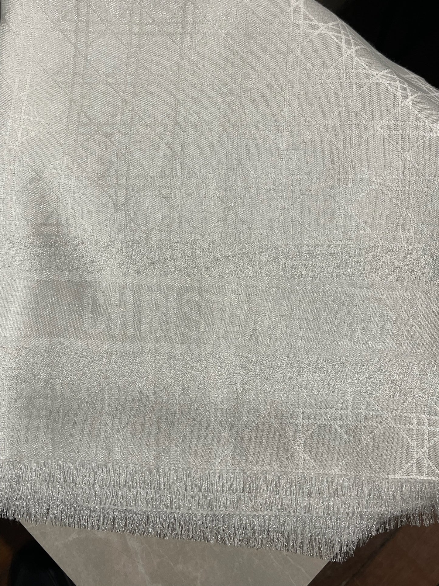 Châle Christian Dior gris perle