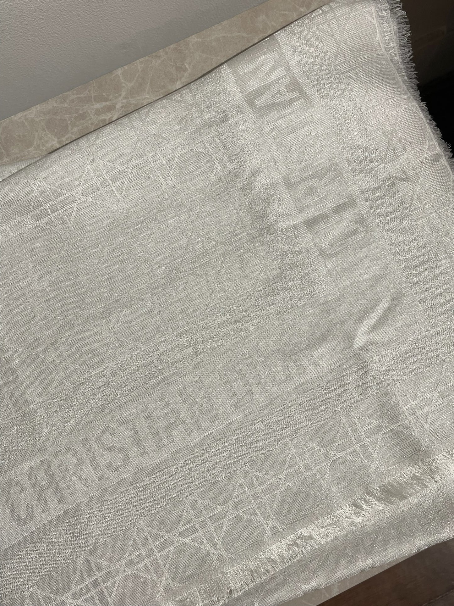 Châle Christian Dior gris perle