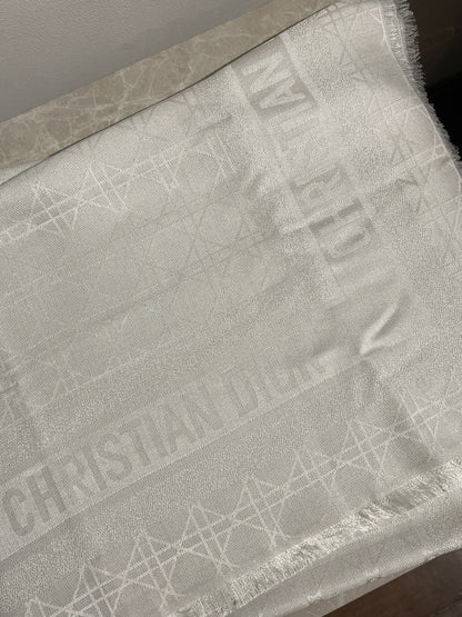 Châle Christian Dior gris perle