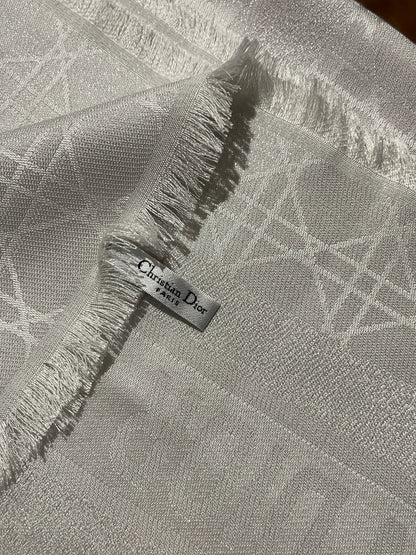 Châle Christian Dior gris perle