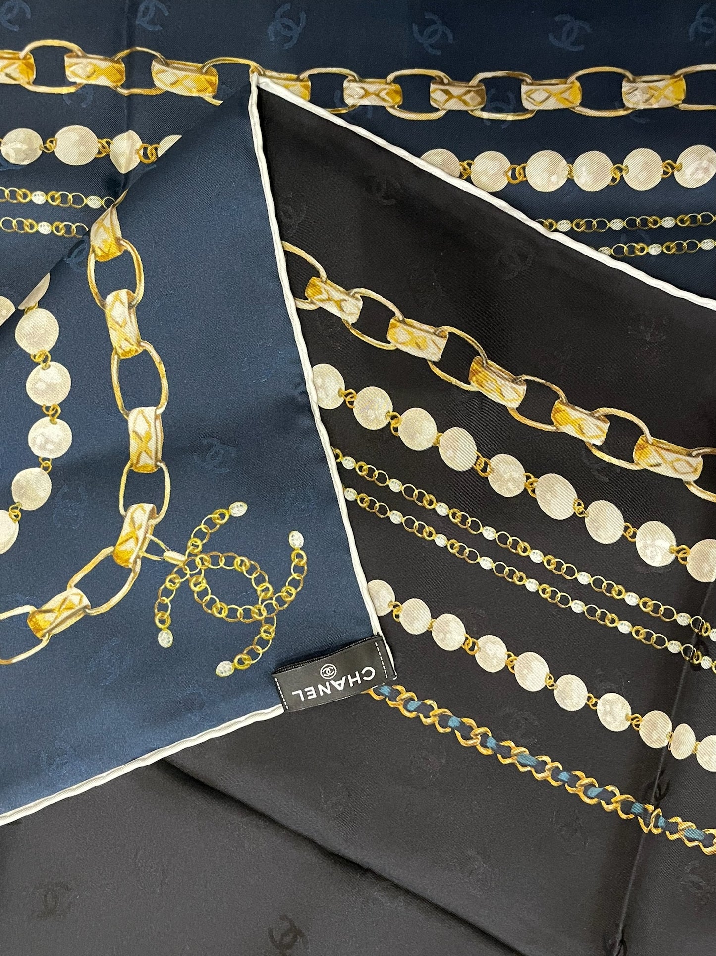 Foulard Chanel noir et bleu