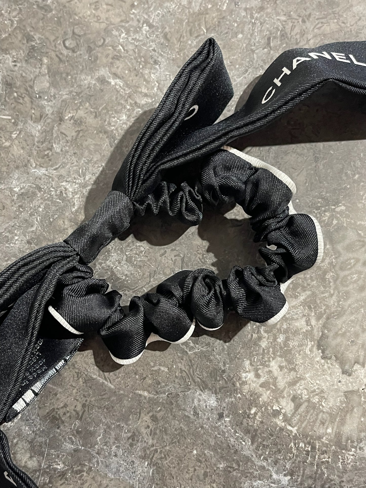 Elastique Chanel noir et blanc