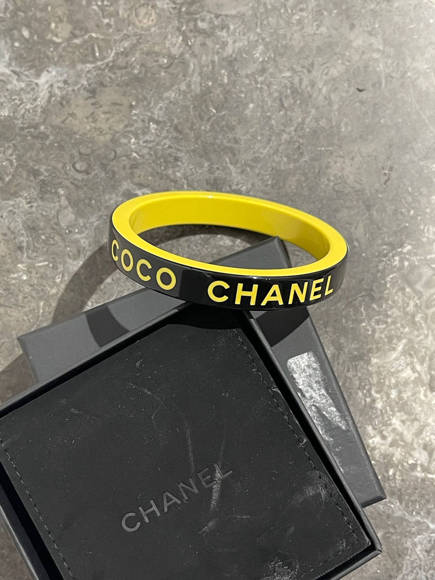 Bracelet Chanel jonc noir et jaune