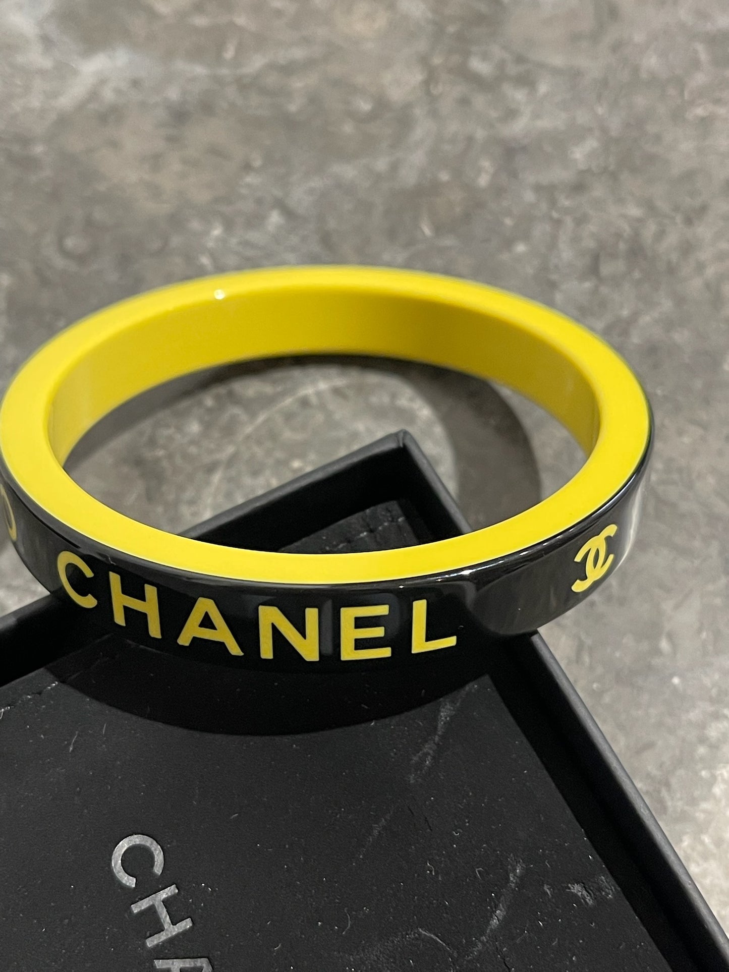 Bracelet Chanel jonc noir et jaune