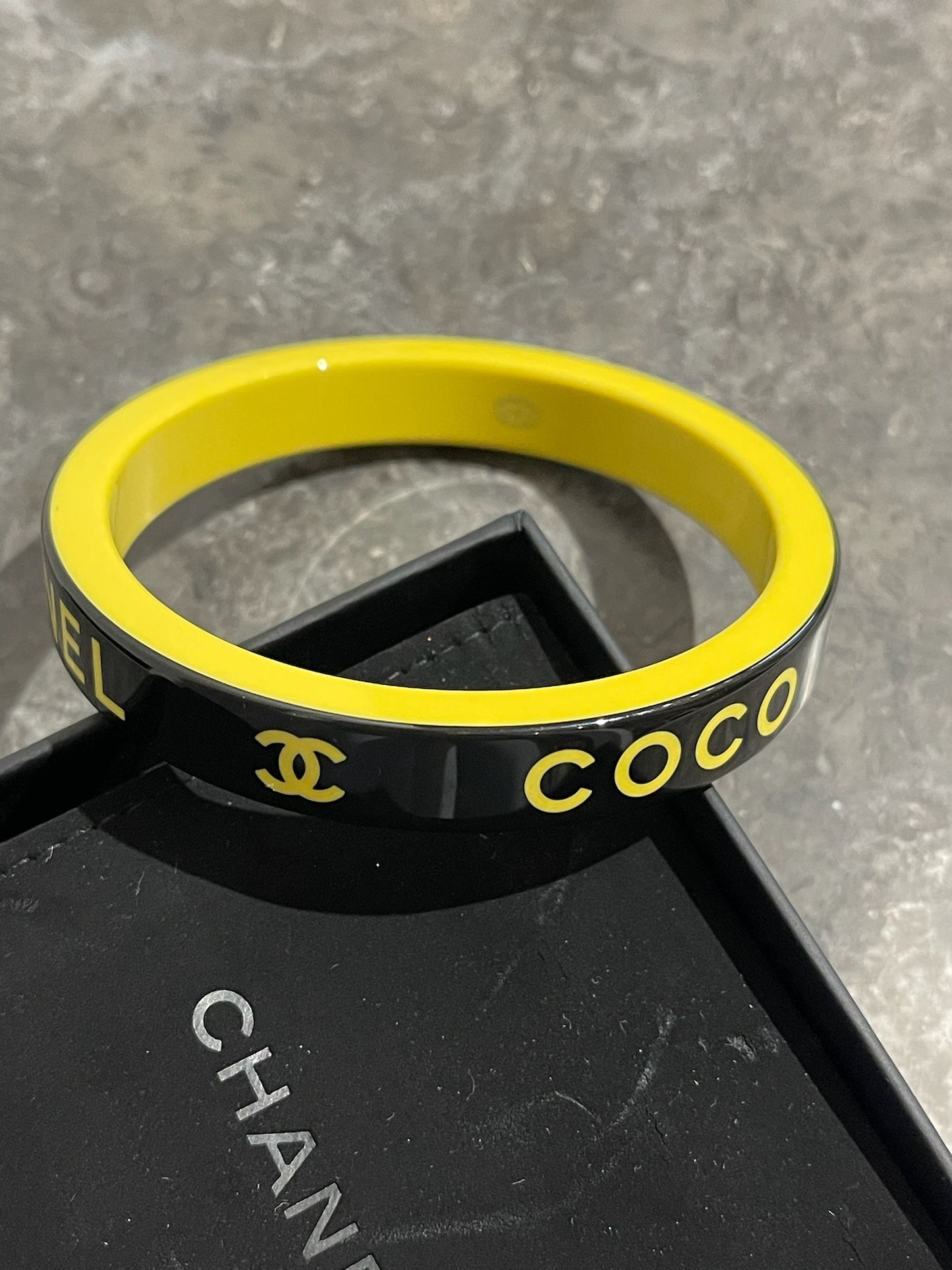 Bracelet Chanel jonc noir et jaune
