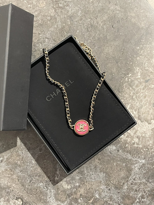 Collier Chanel chaine CC rose