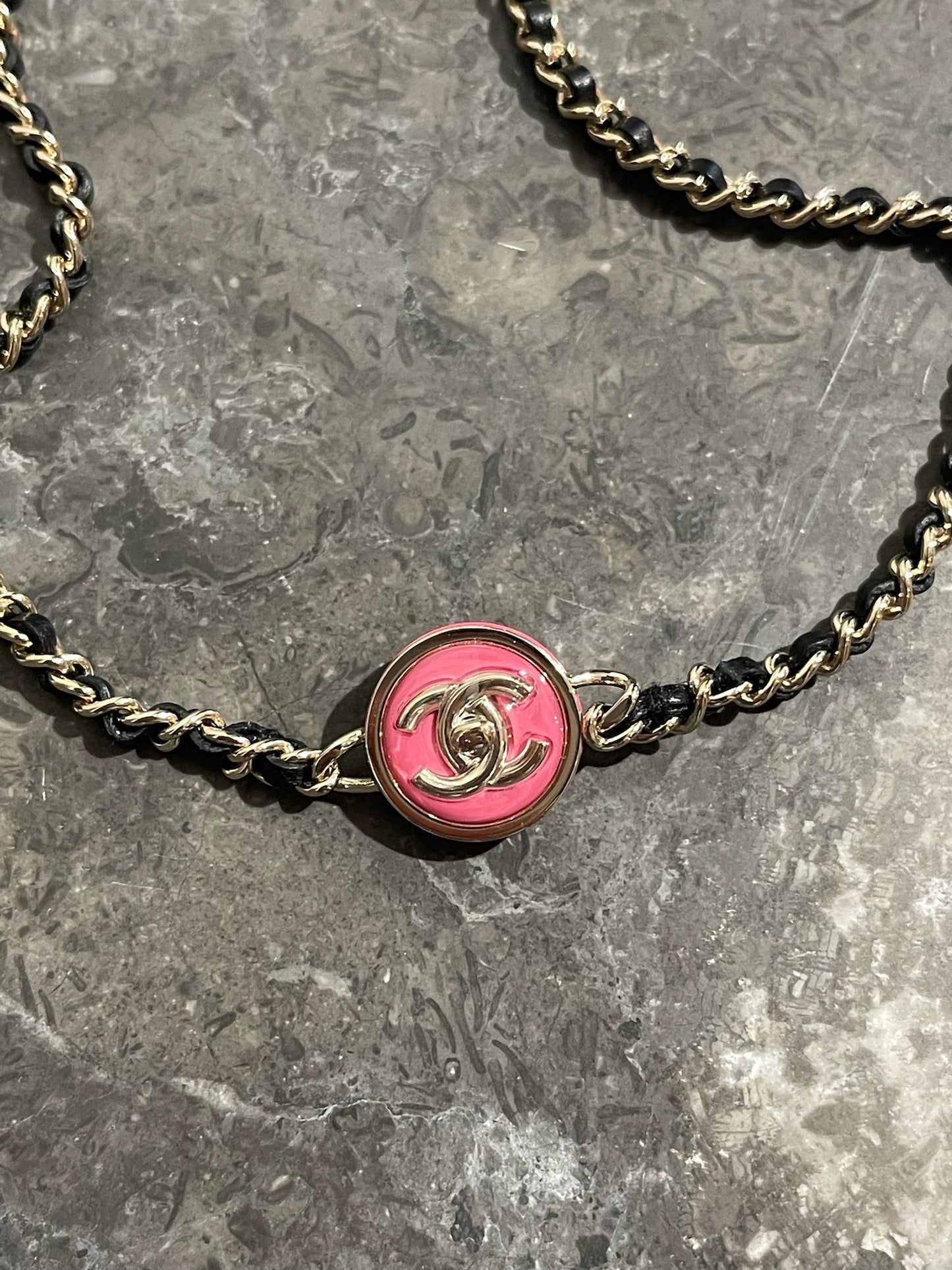 Collier Chanel chaine CC rose