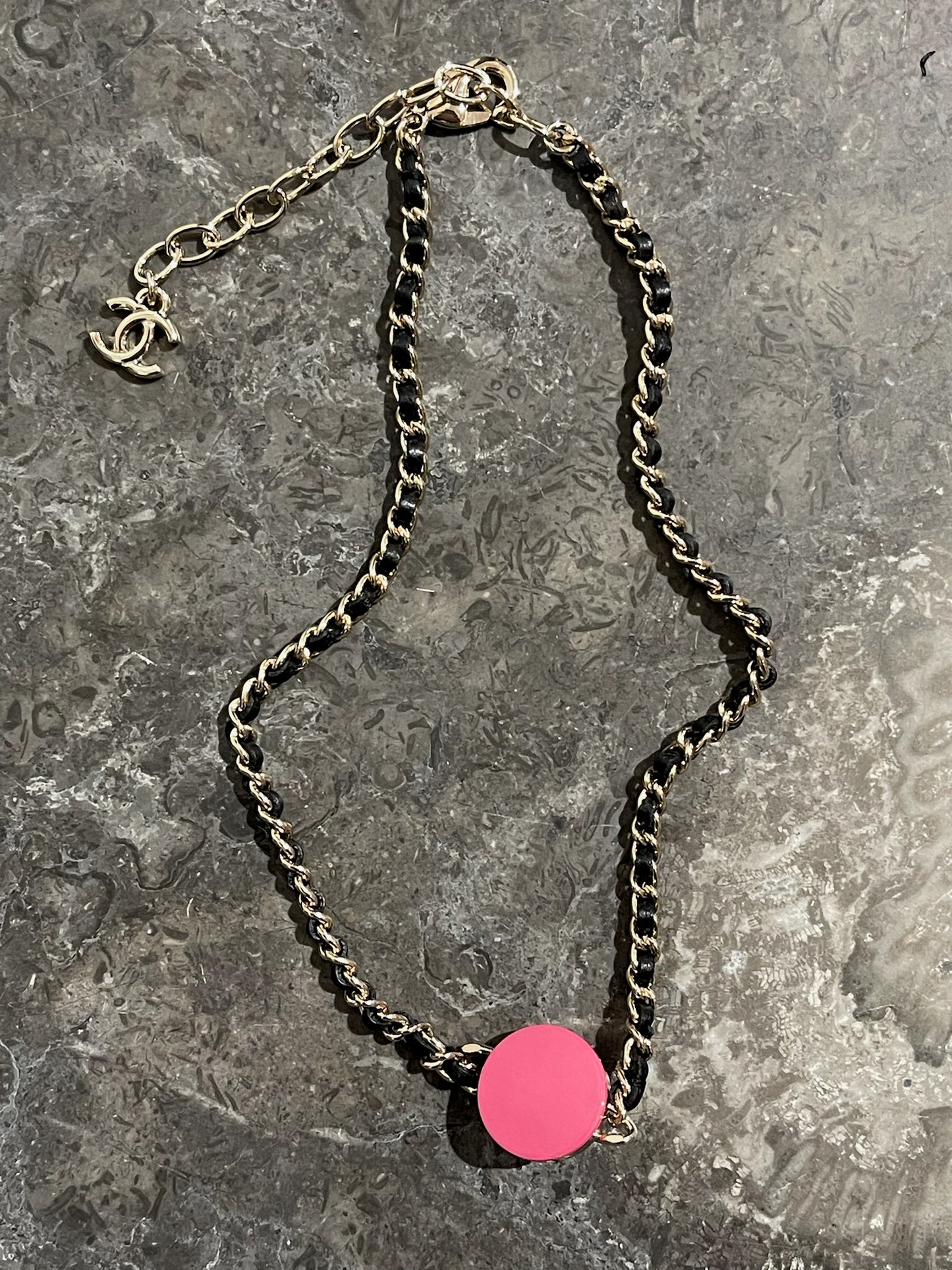 Collier Chanel chaine CC rose