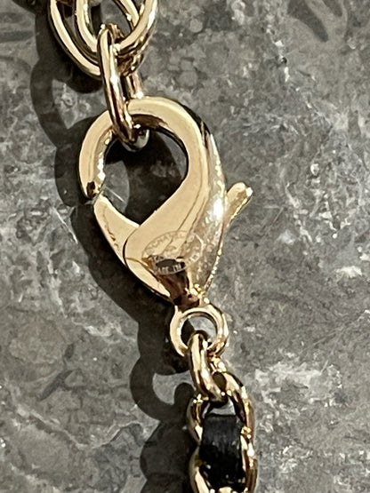 Collier Chanel chaine CC rose
