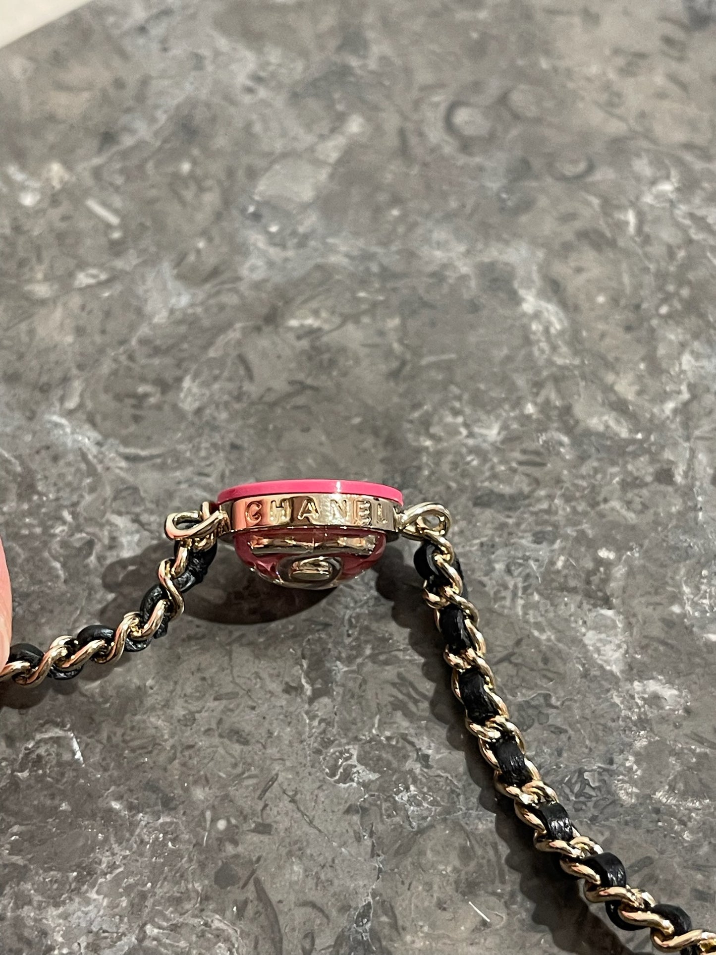 Collier Chanel chaine CC rose