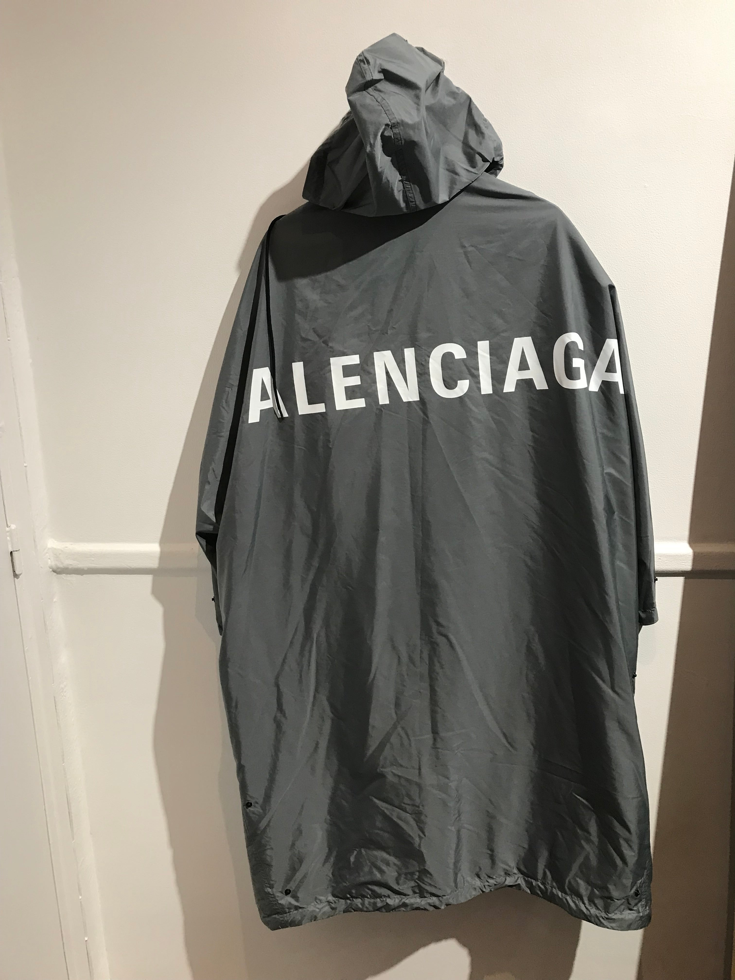 Balenciaga impermeable 2025