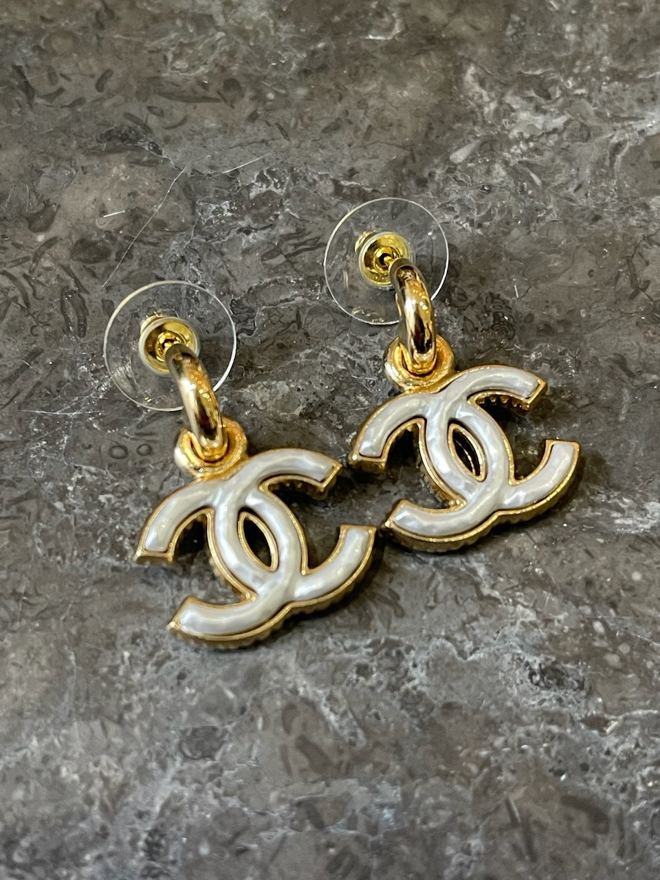 Boucles d'oreilles Chanel blanches