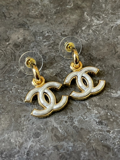 Boucles d'oreilles Chanel blanches
