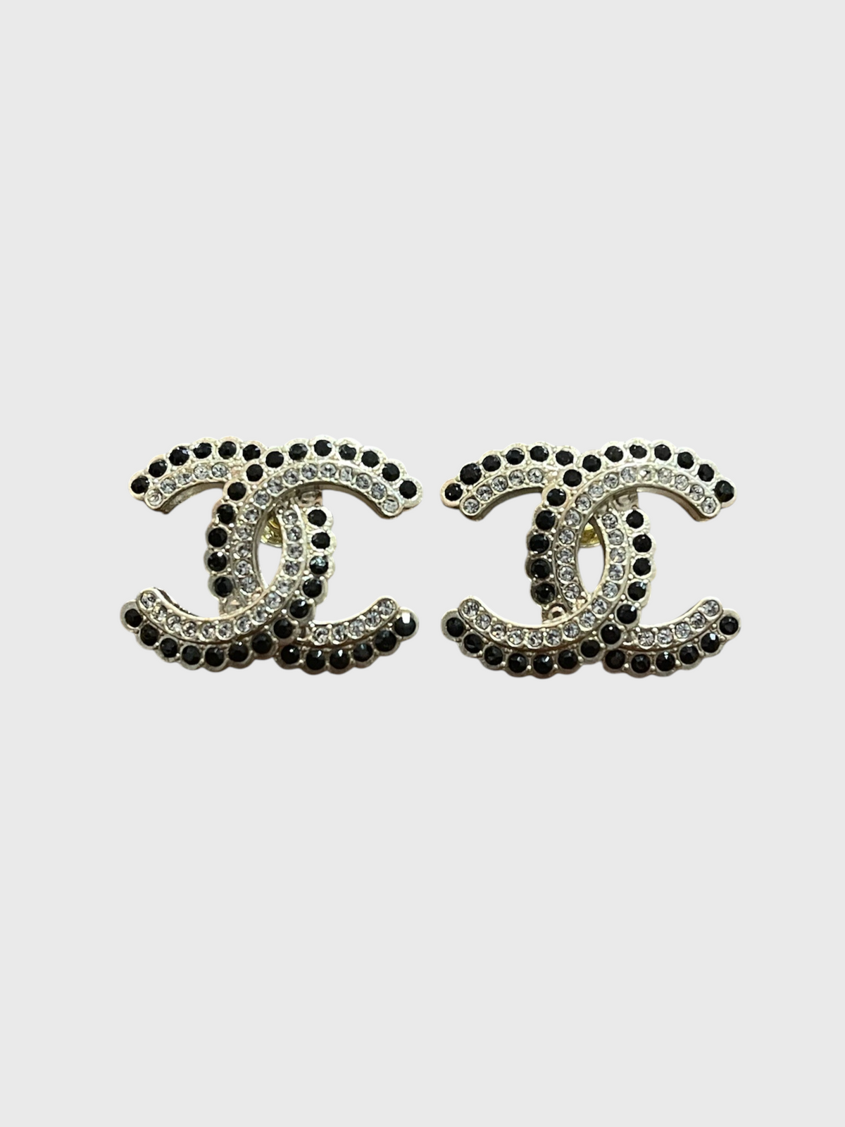 Boucles d'oreilles Chanel CC noires