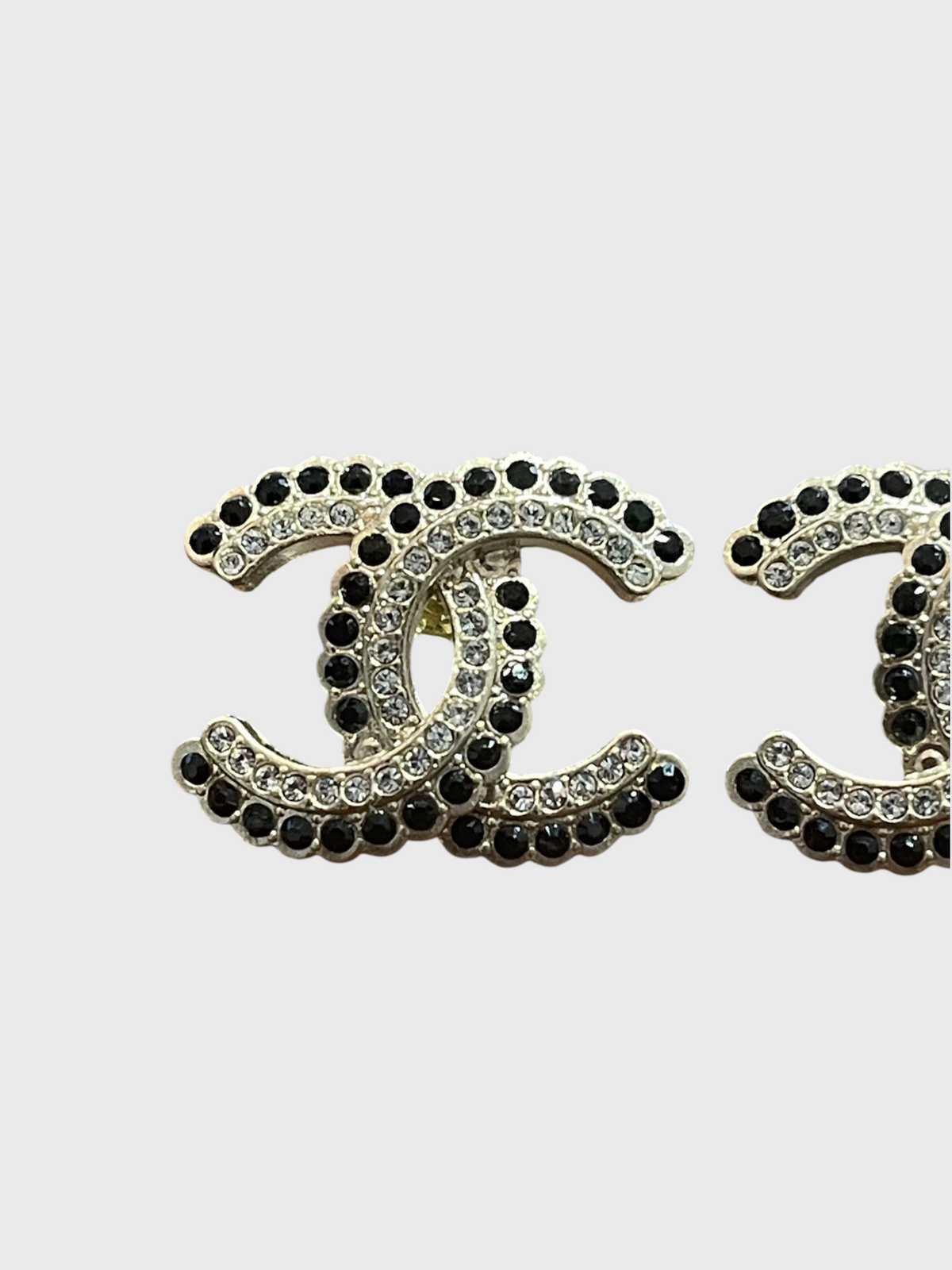 Boucles d'oreilles Chanel CC noires