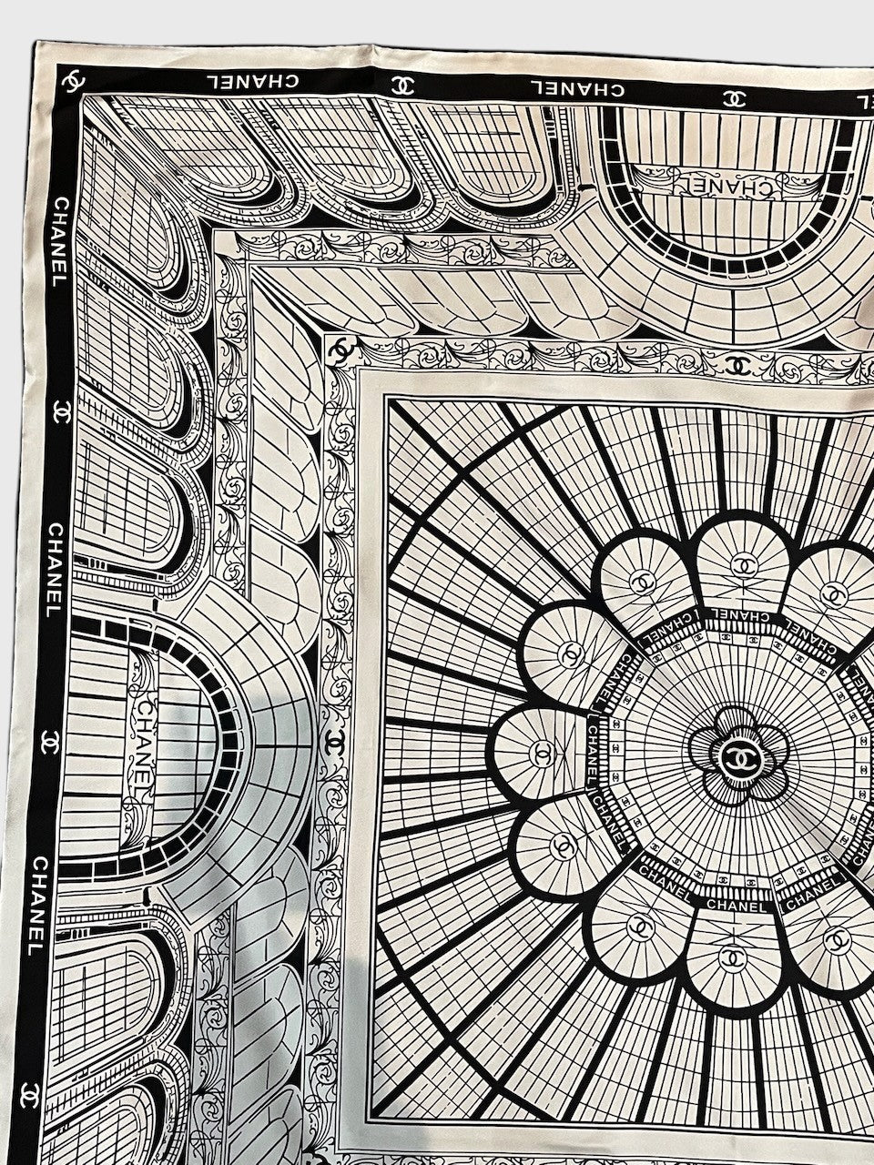 Foulard Chanel blanc et noir
