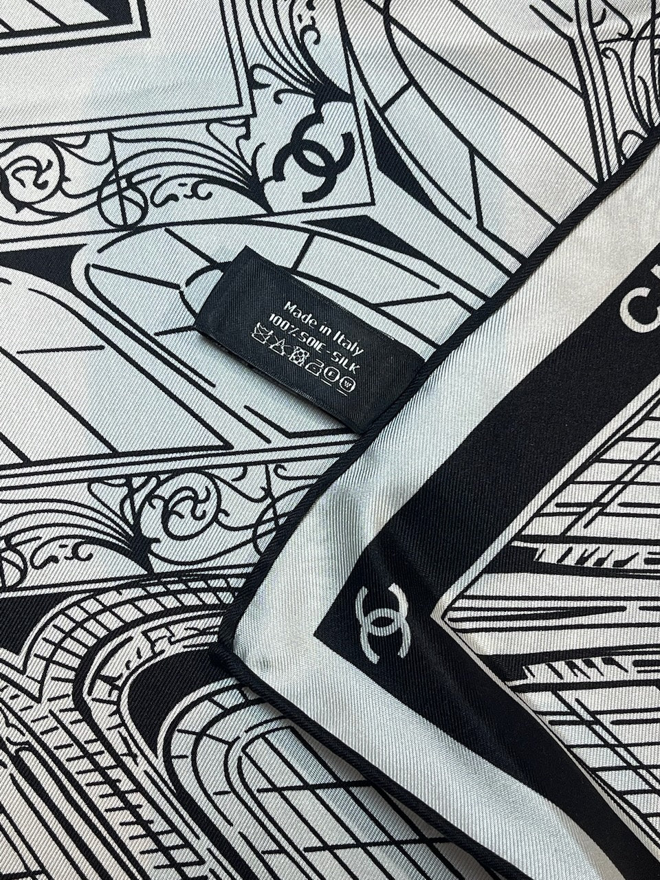 Foulard Chanel blanc et noir