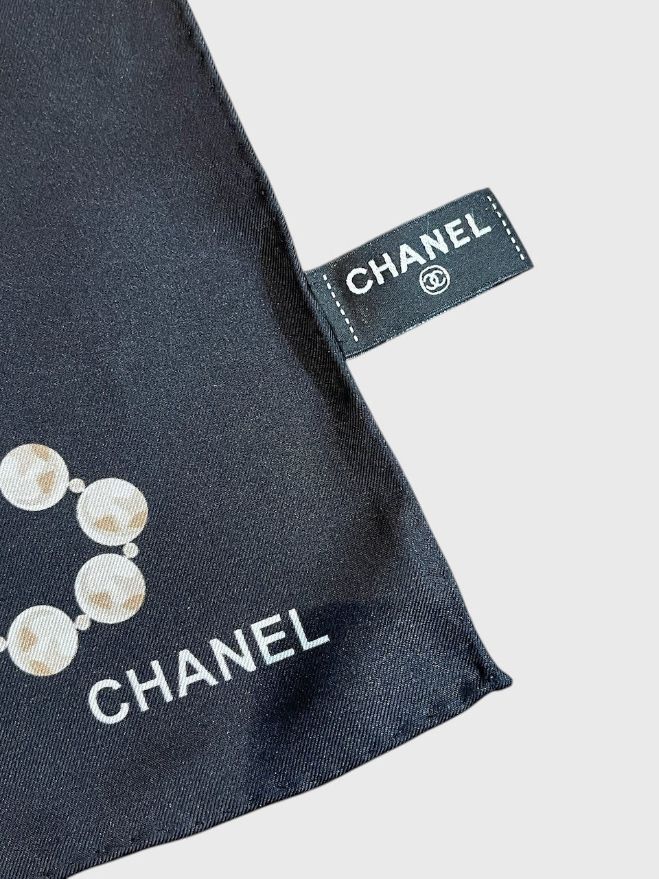 Foulard Chanel noir perles