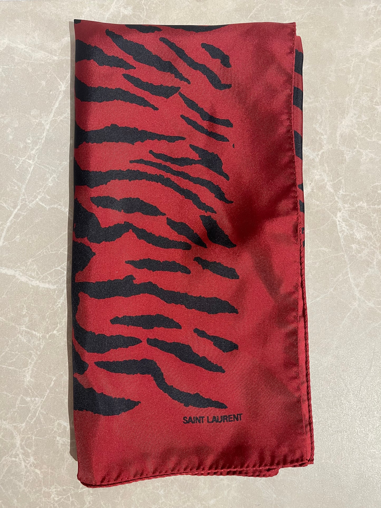 Foulard Saint Laurent rouge