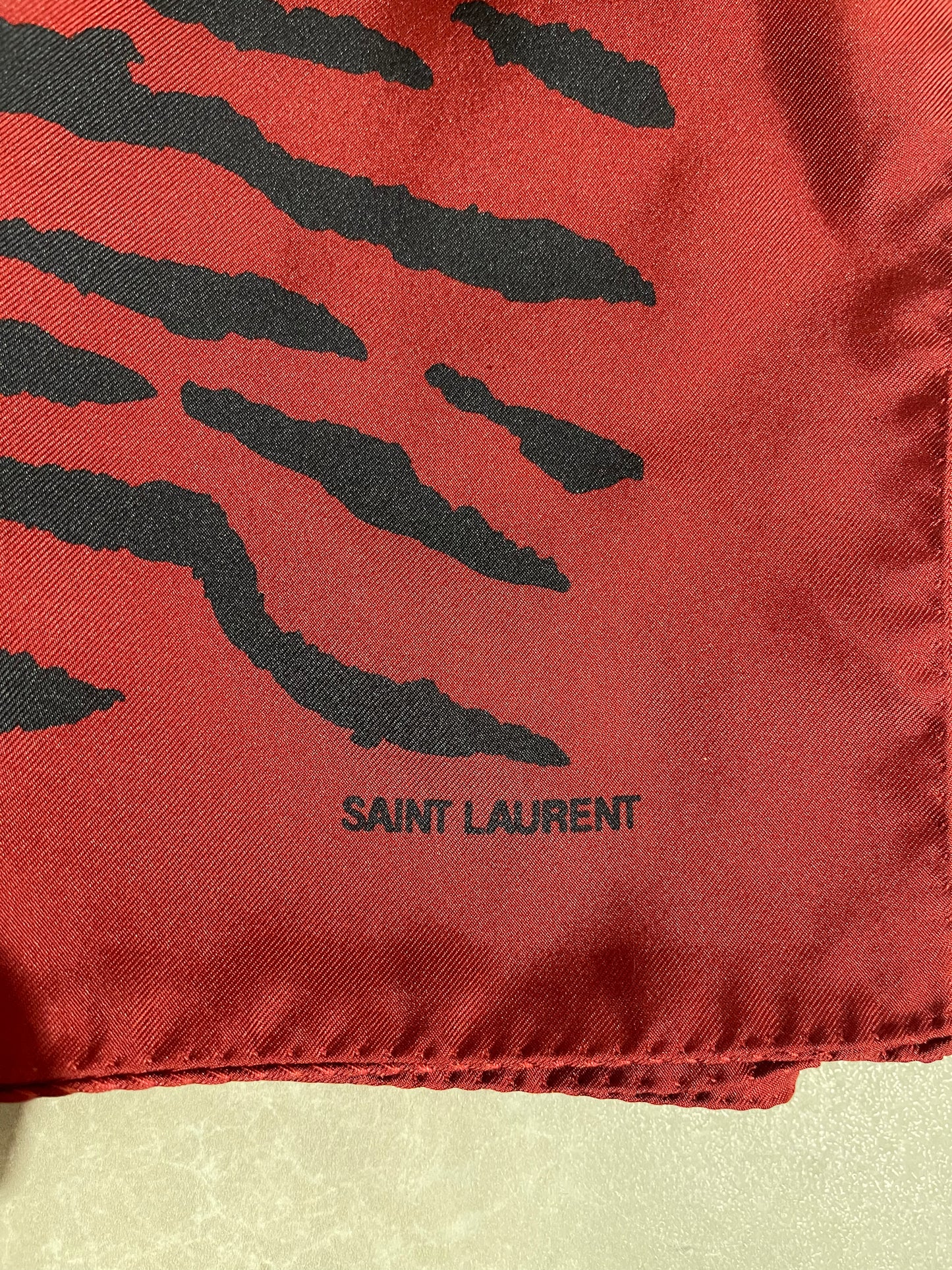 Foulard Saint Laurent rouge