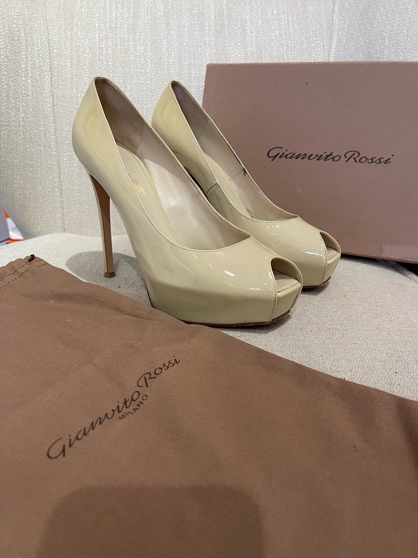 Escarpins Gianvito Rossi beiges T.38,5