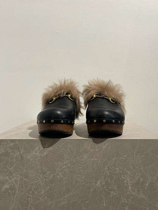 Sabots Gucci fourrure T.41
