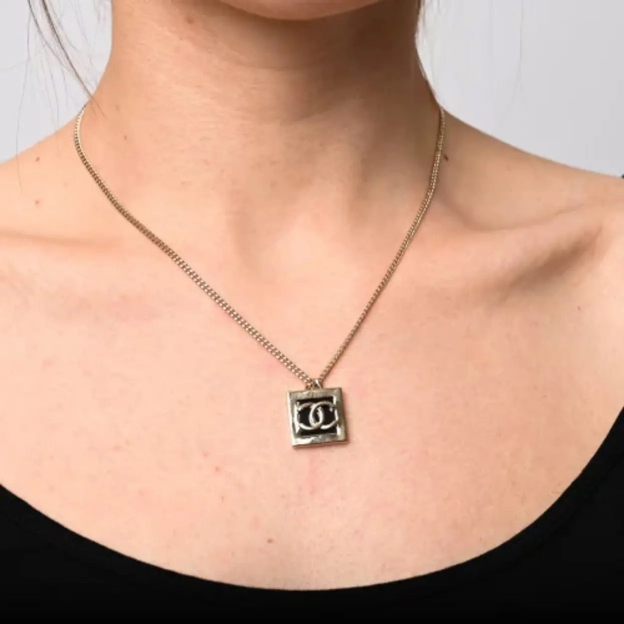 Collier Chanel CC doré